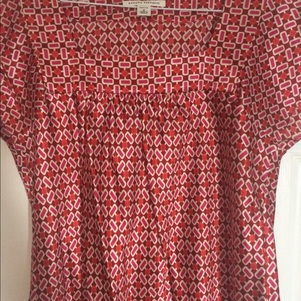2/20 Banana Republic SILK blouse red geometric